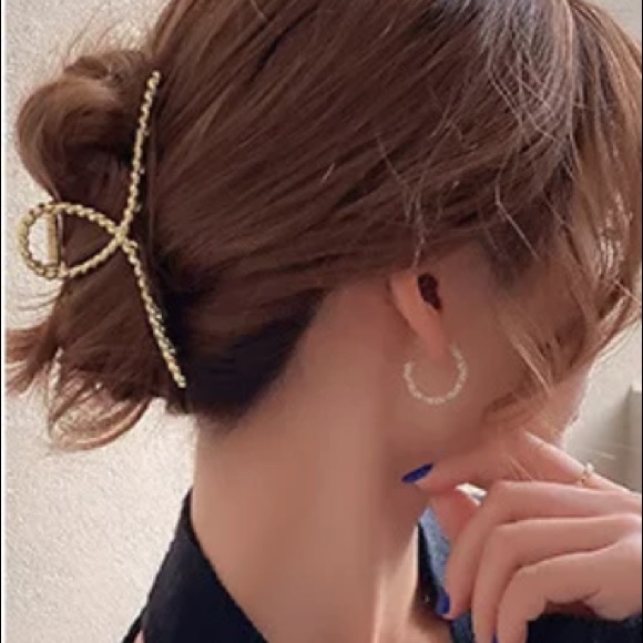 Metal gold hair clip accessory - Picture 2 of 2